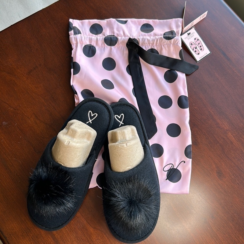 Victoria’s Secret slip on slippers with fuzzy Pompoms NWT gift bag polk…